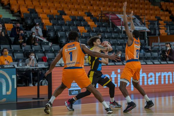 年长点球破 年长点球破